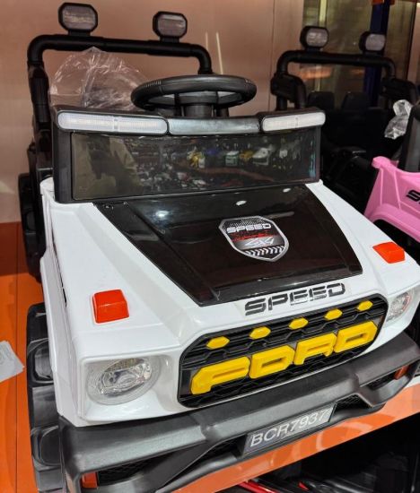 صورة سيارة Ford للأطفال مع تفاصيل فاحرة